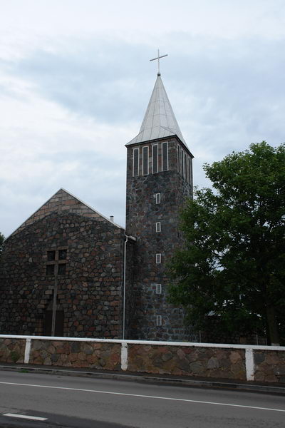 В деревне Большая Рагозница стоит просто-таки нордический костел Девы Марии, построенный в 1926 году