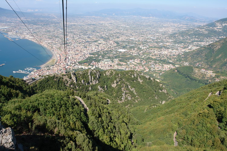 Вид на Кастелламмаре ди Стабия, неаполитанский залив, Везувий с монте Фаито