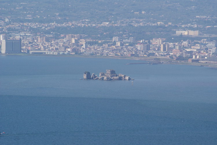 Вид на Кастелламмаре ди Стабия, неаполитанский залив, Везувий с монте Фаито