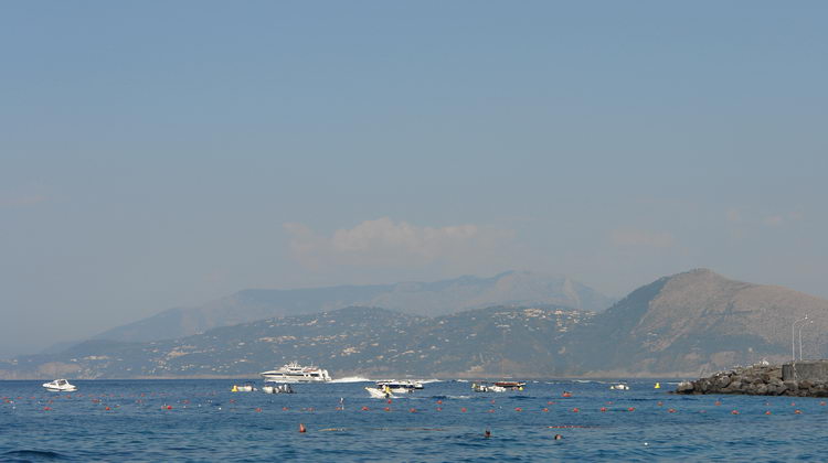 остров Капри, Марина Гранде, пляжи и виллы Вид на Соррентинский мыс