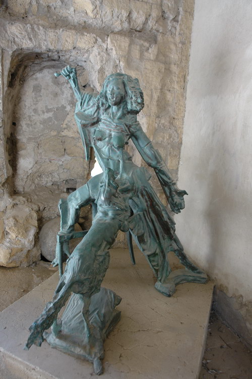 Неаполь, скульптура в замке яйца 