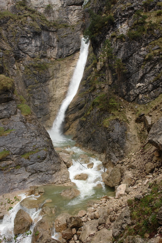 замок Людвига Баварского Нойшванштайн, водопад