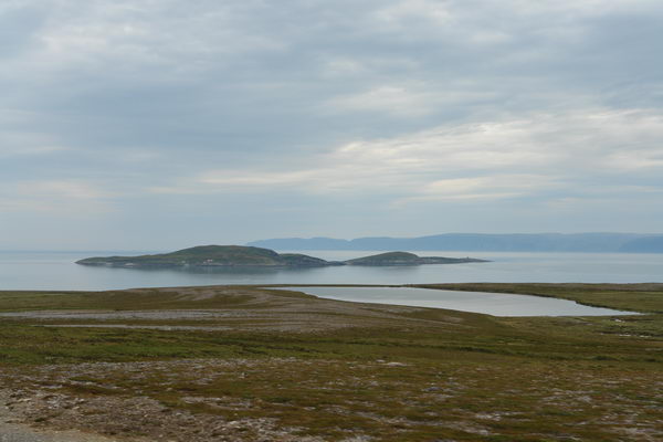 Утром мы отправились на Нордкапп. Е69 идет вдоль берега фьорда