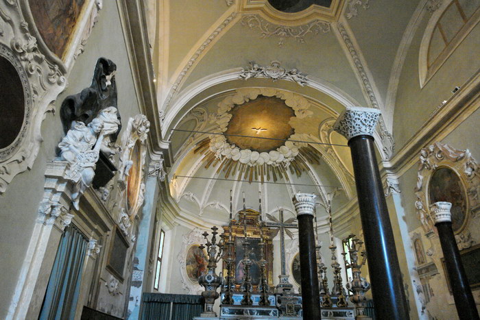 Равенна, Базилика Сант-Аполлинаре-Нуово, алтарь и часовни