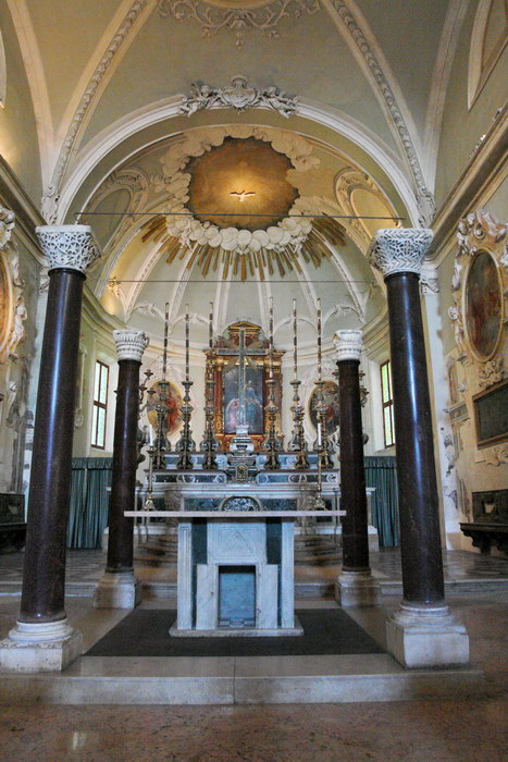 Равенна, Базилика Сант-Аполлинаре-Нуово, алтарь и часовни