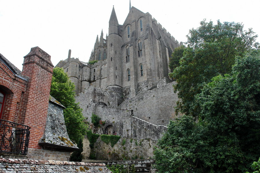 Вниз по крепостной стене Мон-Сен-Мишель