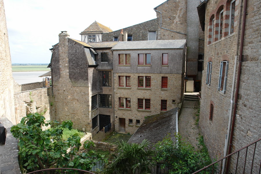 Вниз по крепостной стене Мон-Сен-Мишель